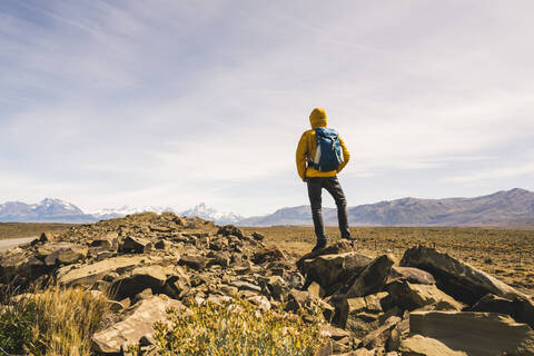 Wanderer in abgelegener Landschaft in Patagonien, Argentinien, lizenzfreies Stockfoto