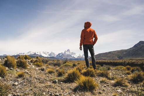 Wanderer in abgelegener Landschaft in Patagonien, Argentinien - UUF20300
