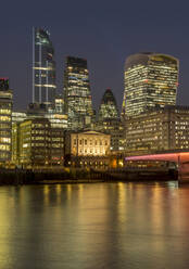 Stadtbild mit kompletter 22 Bishopsgate Tower und London Bridge Abenddämmerung, London, England, Vereinigtes Königreich, Europa - RHPLF14890