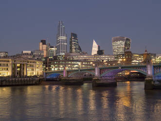 Stadtbild mit komplettem 22 Bishopsgate Tower und Southwark Bridge in der Abenddämmerung, London, England, Vereinigtes Königreich, Europa - RHPLF14891