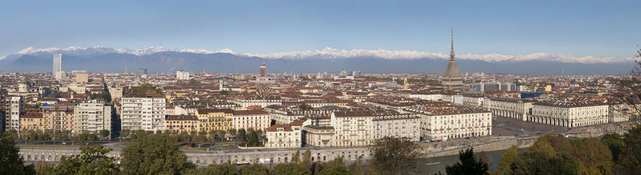 Panoramastadtbild zeigt Mole Antonelliana und Alpen, Turin, Piemont, Italien, Europa - RHPLF14892