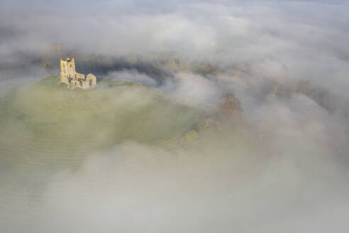 Luftaufnahme der St. Michael's Church auf Burrow Mump, umgeben von einer Nebeldecke, Burrowbridge, Somerset, England, Vereinigtes Königreich, Europa - RHPLF14907