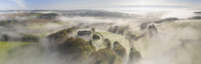 Luftaufnahme einer Drohne von Nebel über Restormel Castle in Cornwall, England, Vereinigtes Königreich, Europa - RHPLF14908