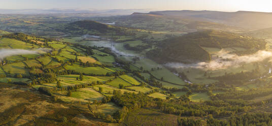 Luftaufnahme einer Drohne mit Nebel über dem Usk-Tal in der Morgendämmerung, Brecon Beacons National Park, Powys, Wales, Vereinigtes Königreich, Europa - RHPLF14911