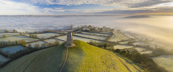 Luftaufnahme einer Drohne von einem frostigen Wintermorgen in Glastonbury Tor, Somerset, England, Vereinigtes Königreich, Europa - RHPLF14914