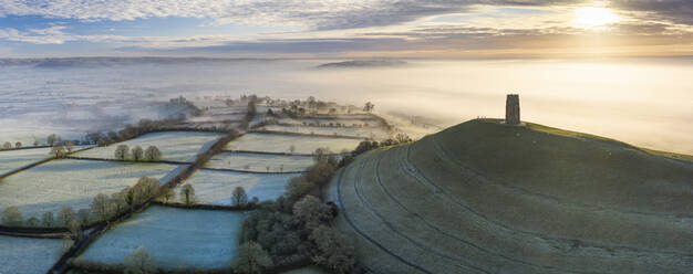 Luftaufnahme einer Drohne von einem frostigen Wintermorgen in Glastonbury Tor, Somerset, England, Vereinigtes Königreich, Europa - RHPLF14918