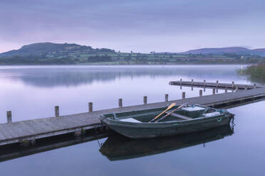 Ruhige Morgendämmerung am Llangorse Lake im Brecon Beacons National Park, Powys, Wales, Vereinigtes Königreich, Europa - RHPLF14920