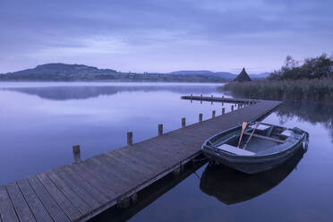 Vertäutes Boot auf einem Holzsteg am Llangorse Lake, Brecon Beacons, Powys, Wales, Vereinigtes Königreich, Europa - RHPLF14921