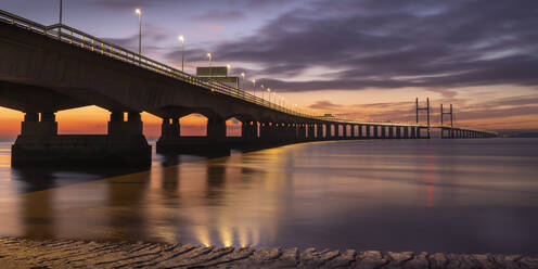 Dämmerung über einer beleuchteten Prince of Wales Bridge, Gloucestershire, England, Vereinigtes Königreich, Europa - RHPLF14928