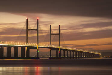 Winterlicher Dämmerungshimmel über der Prince of Wales Bridge, die den Fluss Severn überspannt, Gloucestershire, England, Vereinigtes Königreich, Europa - RHPLF14929