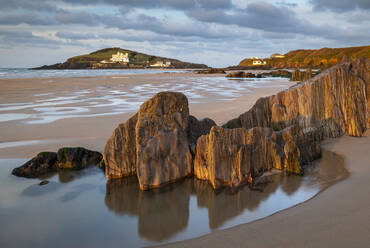 Burgh Island vom Strand von Bigbury-on-Sea, South Hams, Devon, England, Vereinigtes Königreich, Europa - RHPLF14930