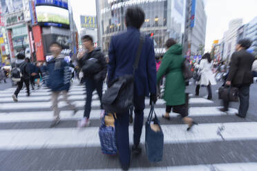 Menschen, die die Shibuya-Kreuzung überqueren, Shibuya, Tokio, Honshu, Japan, Asien - RHPLF14938
