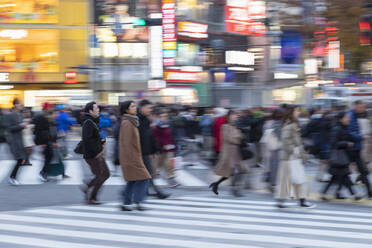 Menschen, die die Shibuya-Kreuzung überqueren, Shibuya, Tokio, Honshu, Japan, Asien - RHPLF14941