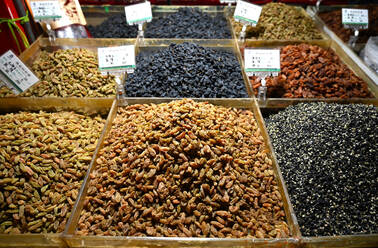 Locally grown grapes dried into raisins and sultanas, for sale in Shazhou market, Dunhuang, Gansu, China, Asia - RHPLF14955