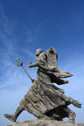 Statue des Mönchs Xuanzang aus dem 7. Jahrhundert, der buddhistische Sutren trägt, Ruinen von Gaochang, Xinjiang, China, Asien - RHPLF14959