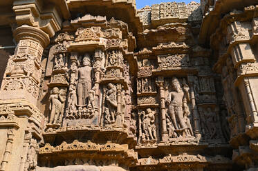 Wand des kunstvoll geschnitzten Sonnentempels von Modhera, erbaut im Jahr 1026 von Bhima aus der Chaulukya-Dynastie, Modhera, Mehsana, Gujarat, Indien, Asien - RHPLF14963