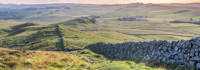 Winshield Crags, Hadrian's Wall, UNESCO-Weltkulturerbe, Melkridge, Haltwhistle, Northumberland, England, Vereinigtes Königreich, Europa - RHPLF14974