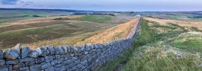 Winshield Crags, Hadrian's Wall, UNESCO-Weltkulturerbe, Melkridge, Haltwhistle, Northumberland, England, Vereinigtes Königreich, Europa - RHPLF14975