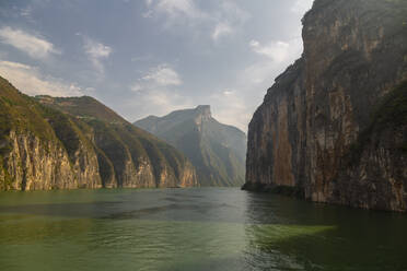 Einfahrt in die Drei-Schluchten-Schlucht am Jangtse-Fluss, in der Nähe von Chongqing, Volksrepublik China, Asien - RHPLF14976