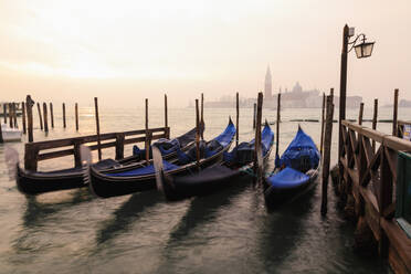 Venetian sunrise, winter fog, gondolas, San Giorgio Maggiore and Lido, Venice, UNESCO World Heritage Site, Veneto, Italy, Europe - RHPLF15002