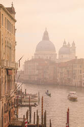 Schöner Canal Grande, Winternebel, goldenes Morgenlicht, Santa Maria della Salute, Venedig, UNESCO-Weltkulturerbe, Venetien, Italien, Europa - RHPLF15003