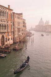 Schöner Canal Grande, Winternebel, Gondel, Basilika Santa Maria della Salute, Venedig, UNESCO-Weltkulturerbe, Veneto, Italien, Europa - RHPLF15005