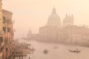 Schöner Canal Grande, Winternebel, goldenes Morgenlicht, Santa Maria della Salute, Venedig, UNESCO-Weltkulturerbe, Venetien, Italien, Europa - RHPLF15007