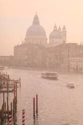 Schöner Canal Grande, Winternebel, goldenes Morgenlicht, Santa Maria della Salute, Venedig, UNESCO-Weltkulturerbe, Venetien, Italien, Europa - RHPLF15008