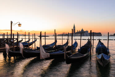 Schöner venezianischer Sonnenaufgang im Winter, Gondeln, San Giorgio Maggiore und Lido, Venedig, UNESCO-Weltkulturerbe, Venetien, Italien, Europa - RHPLF15009