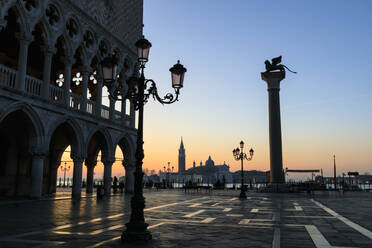Blaue Stunde, vor Sonnenaufgang im Winter, Dogenpalast, Markusplatz, Venedig, UNESCO-Weltkulturerbe, Venetien, Italien, Europa - RHPLF15010