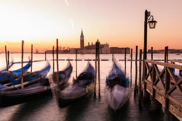 Beautiful Venetian sunrise in winter, gondolas, San Giorgio Maggiore and Lido, Venice, UNESCO World Heritage Site, Veneto, Italy, Europe - RHPLF15011