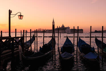 Schöner venezianischer Sonnenaufgang im Winter, Gondeln, San Giorgio Maggiore und Lido, Venedig, UNESCO-Weltkulturerbe, Venetien, Italien, Europa - RHPLF15012