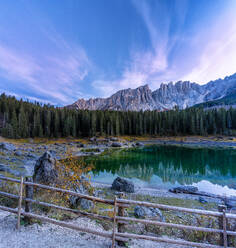 Dramatischer Himmel bei Sonnenuntergang über dem Karersee und den Latemarspitzen im Herbst, Dolomiten, Südtirol, Italien, Europa - RHPLF15015