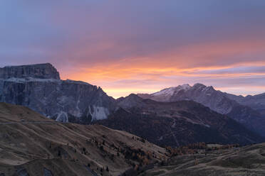 Herbstsonnenaufgang über Marmolada und Sass Pordoi vom Sellajoch, Grödner Tal, Dolomiten, Südtirol, Trentino-Südtirol, Italien, Europa - RHPLF15019