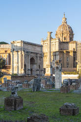 Settimio-Severo-Bogen und Colonna di Foca, Kaiserforum (Fori Imperiali), UNESCO-Weltkulturerbe, Rom, Latium, Italien, Europa - RHPLF15031