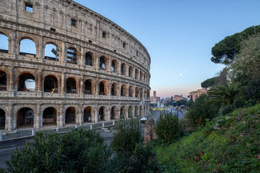 Kolosseum bei Sonnenaufgang, UNESCO-Weltkulturerbe, Rom, Latium, Italien, Europa - RHPLF15032