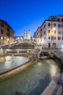 Piazza di Spagna (Spanische Treppe), Barcaccia-Brunnen und Trinita dei Monti in der Abenddämmerung, Rom, Latium, Italien, Europa - RHPLF15039