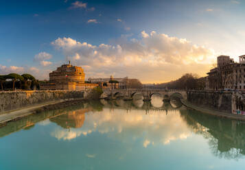 Panoramablick auf die Engelsburg, UNESCO-Weltkulturerbe, und den Fluss Tiber bei Sonnenaufgang, Rom, Latium, Italien, Europa - RHPLF15043