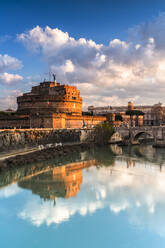 Panoramablick auf die Engelsburg und den Tiber bei Sonnenaufgang, UNESCO-Weltkulturerbe, Rom, Latium, Italien, Europa - RHPLF15044