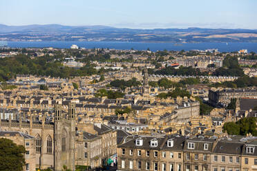 Panoramablick auf New Town und Firth of Forth, Edinburgh, Schottland, Vereinigtes Königreich, Europa - RHPLF15052