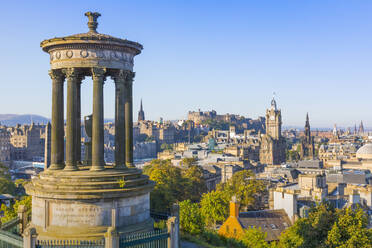 Skyline des Stadtzentrums, Dugald Stewart Monument, Edinburgh, Schottland, Vereinigtes Königreich, Europa - RHPLF15053