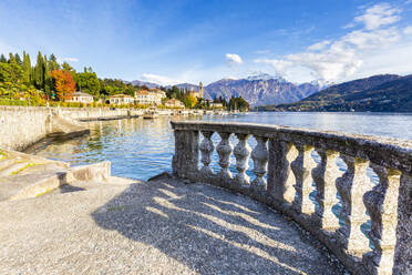 Terrasse am Seeufer mit Blick auf das Dorf Tremezzo, Comer See, Lombardei, Italienische Seen, Italien, Europa - RHPLF15076