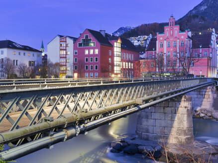 Fußgängerbrücke über den Inn in der Dämmerung, Innsbruck, Tirol, Österreich, Europa - RHPLF15084