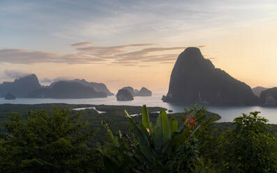 Sonnenaufgang am Aussichtspunkt Samet Nangshe, Phang Nga Bay National Park, Thailand, Südostasien - RHPLF15086