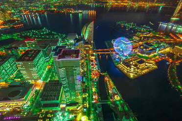 Luftaufnahme von Yokohama Cityscape und Skyline bei Nacht von der Aussichtsplattform des Landmark Tower, mit Wolkenkratzern vom Observatorium Sky Garden, beleuchtete Eisenbahn und U-Bahn, Yokohama, Honshu, Japan, Asien - RHPLF15097