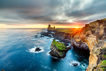 Londrangar-Felsen bei Sonnenuntergang, Island, Polarregionen - RHPLF15106