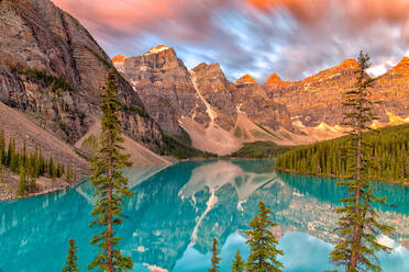 Lake Moraine bei Sonnenaufgang, Langzeitbelichtung, Banff National Park, UNESCO Weltkulturerbe, Alberta, Kanadische Rockies, Kanada, Nordamerika - RHPLF15107