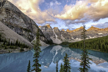 Sonnenaufgang am Lake Moraine, Banff National Park, UNESCO-Weltkulturerbe, Alberta, Kanadische Rockies, Kanada, Nordamerika - RHPLF15119