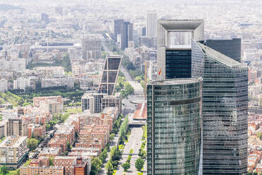 Spanien, Madrid, Blick aus dem Hubschrauber auf das Geschäftsviertel Cuatro Torres - JCMF00686