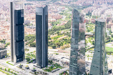 Spanien, Madrid, Blick aus dem Hubschrauber auf das Geschäftsviertel Cuatro Torres - JCMF00687